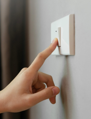 Como economizar na conta de luz: dicas práticas que realmente funcionam