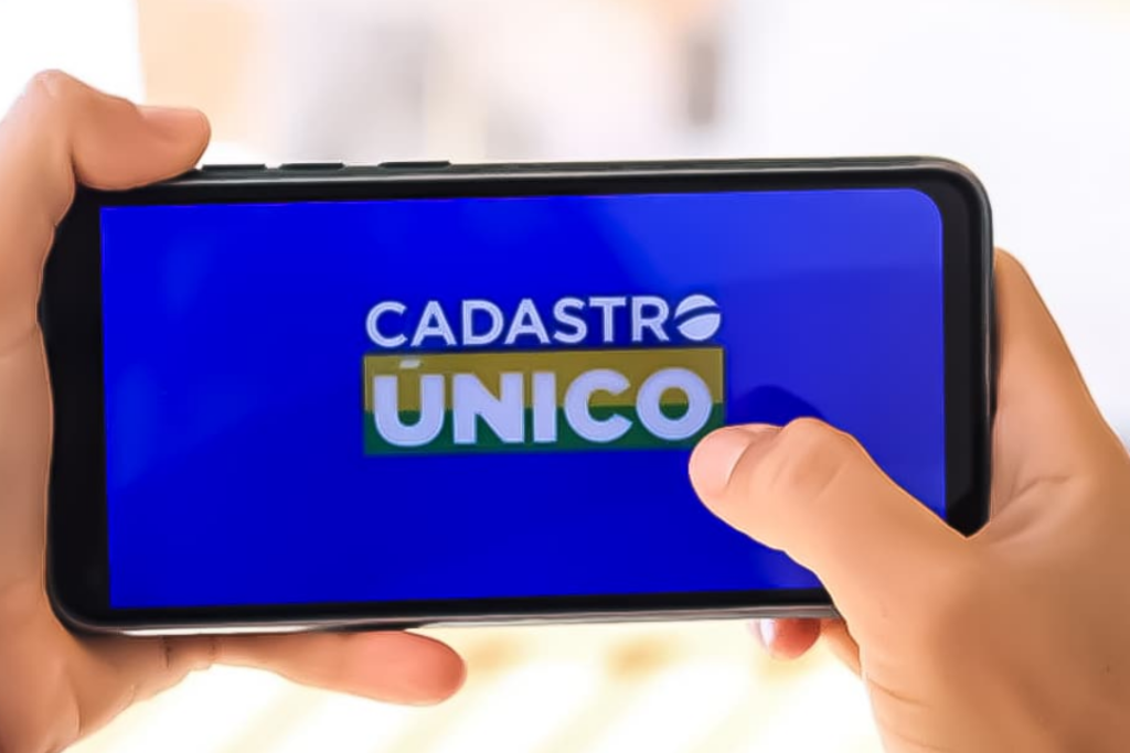 Cidadão conferindo a situação do Cadastro Único através do aplicativo oficial do governo