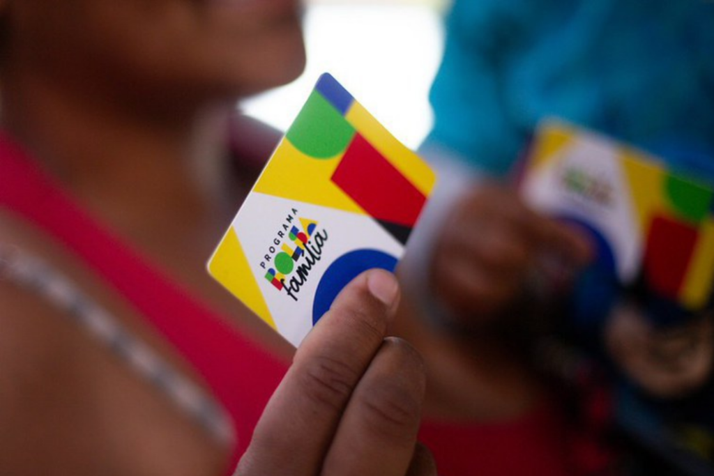 Mulher consultando o Bolsa Família Valor no aplicativo oficial para organizar as contas domésticas.
