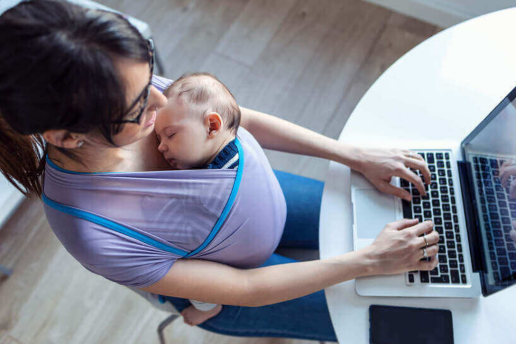 Mãe trabalhadora em 2026 exercendo seus direitos no teletrabalho e flexibilidade laboral.