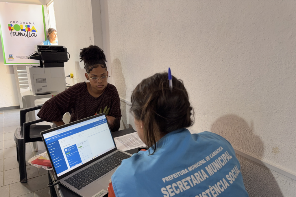 Cidadão buscando informações sobre benefícios sociais na minha cidade no posto de atendimento físico.